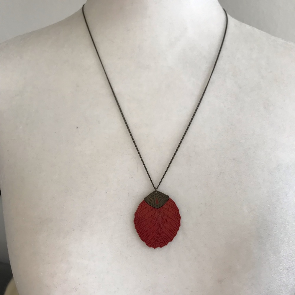 Leaf pendant necklace